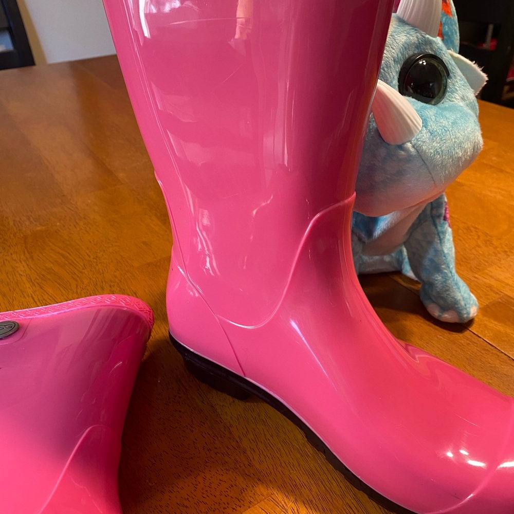 Closeout sale 🙋🏻‍♀️Pink UGG ladies boot Rubber rain ☔️🥰💜Barbie pink